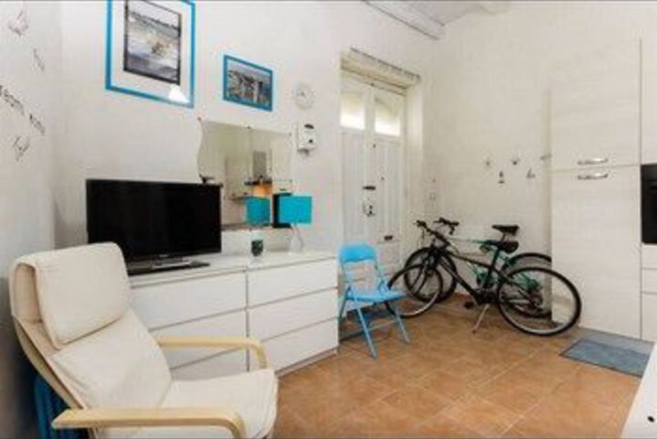 Room 6 of 18