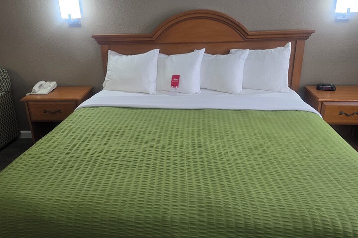 1 King Bed (2 of 8)