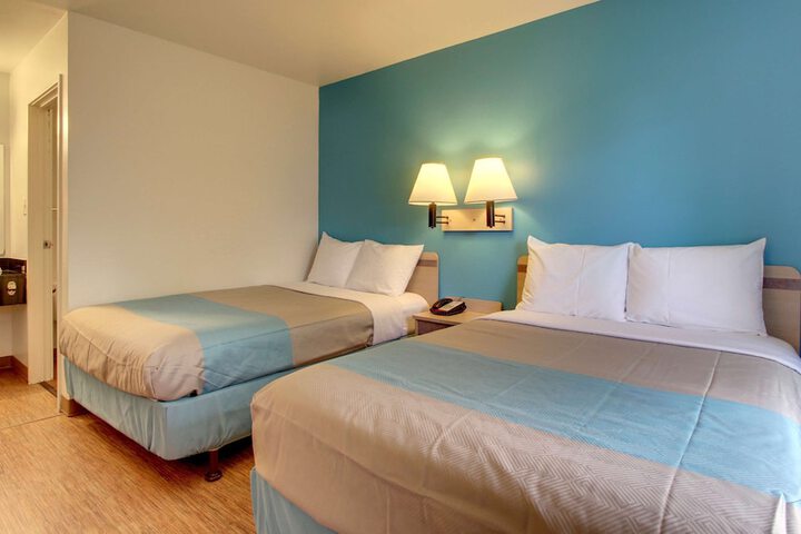 2 Double Beds (13 of 21)