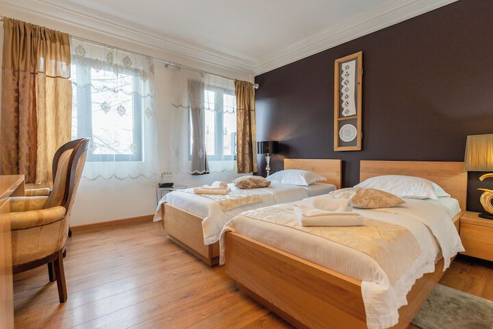 Room 9 of 19