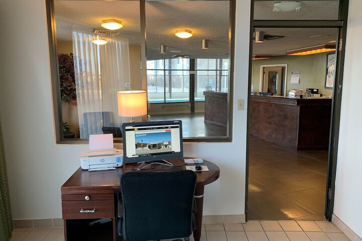 Business Center 26 of 27