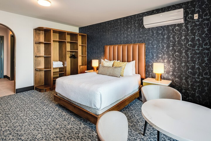 Room 47 of 220