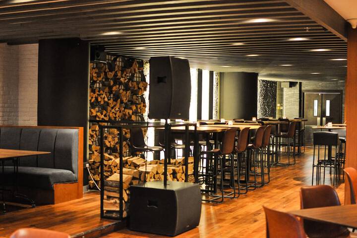 Lounge 87 of 107