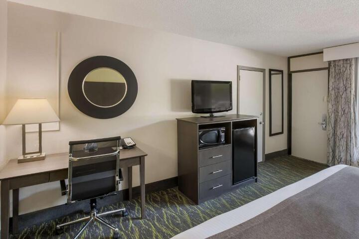 2 Queen Beds First Floor Microwave, Refrigerator in Room Safe WiFi Full Breakfast (1 of 7)