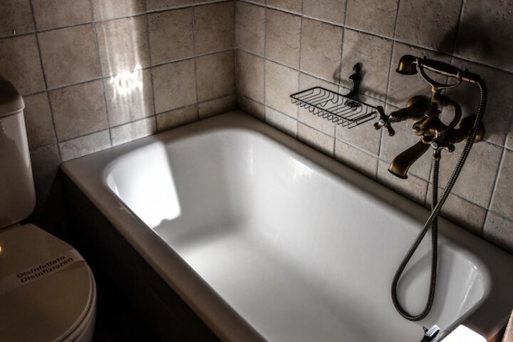 Deep soaking bathtub