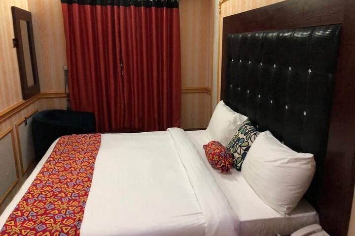 Room 7 of 12