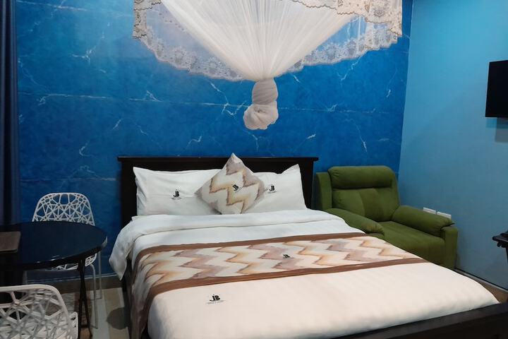 Room 6 of 42