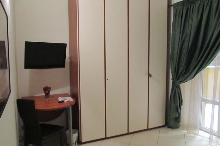 Room 7 of 33