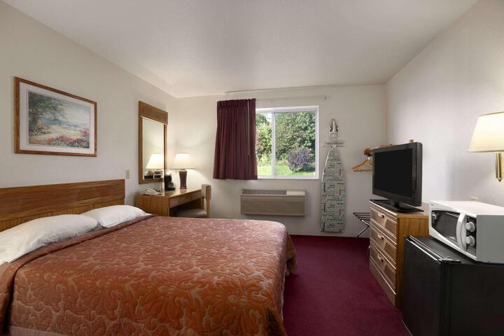 1 Queen Bed (11 of 14)