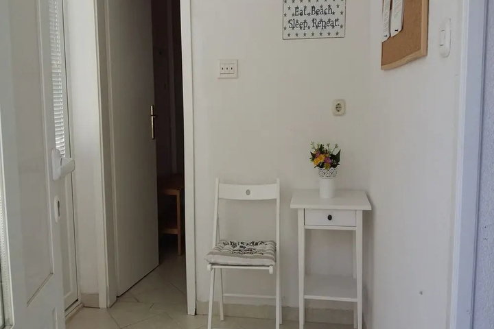 Room 10 of 18