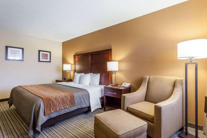 1 King Bed (3 of 6)