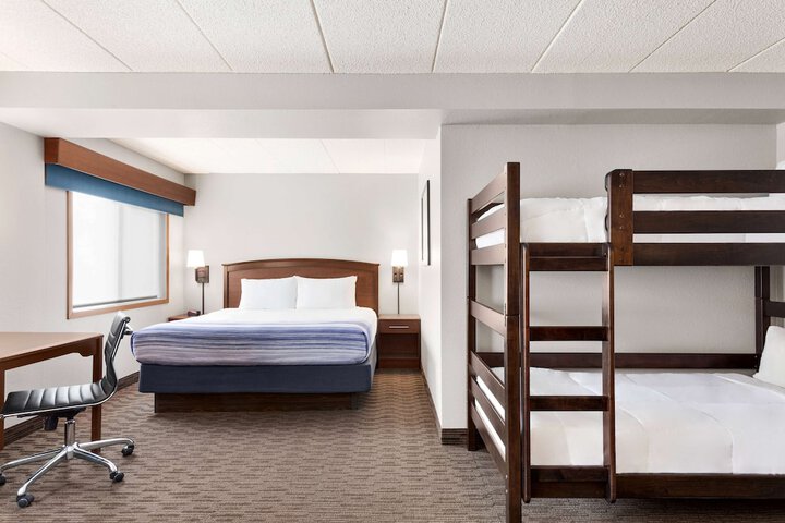 1 King Bed 1 Bedroom Business Suite Second Floor (15 of 17)