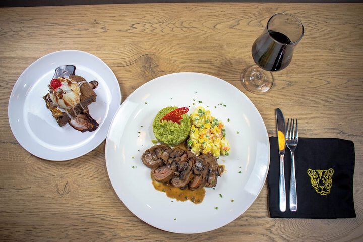 Dining 7 of 11