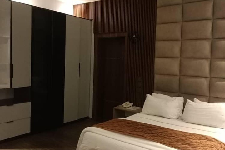 Room 5 of 9