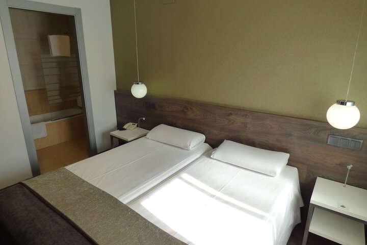 Room 53 of 193