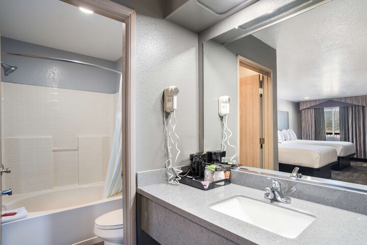 2 Queen Beds Microwave and Refrigerator WiFi Continental Breakfast (1 of 11)