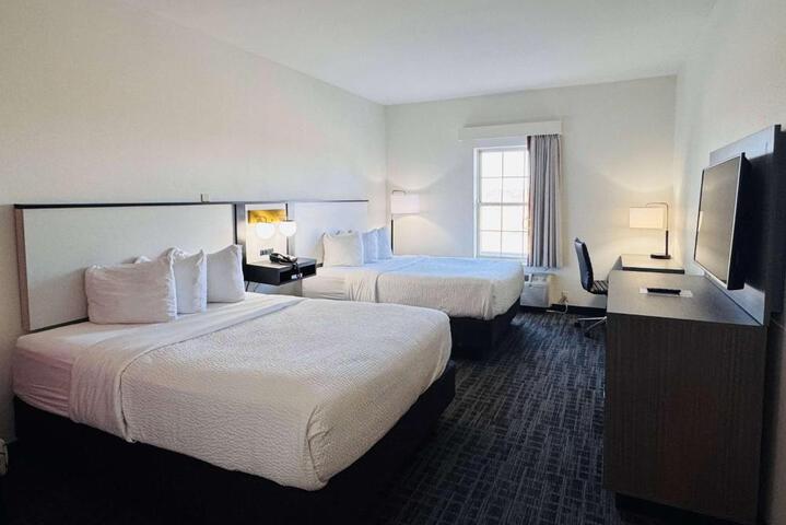 2 Queen Beds (5 of 7)