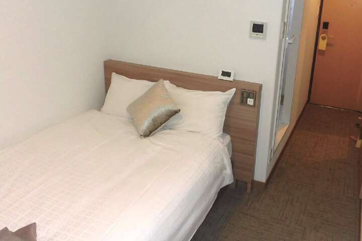 Room 11 of 32