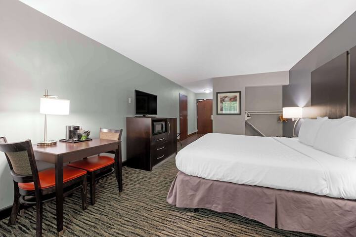 1 King Bed Sofa Bed Refrigerator WiFi Full Breakfast (13 of 13)