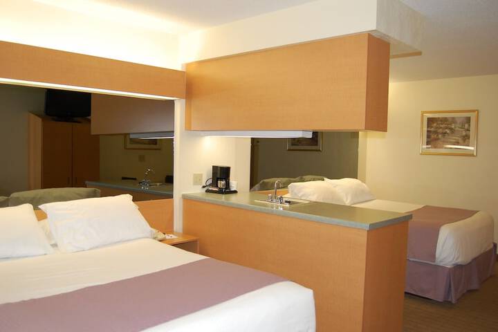 2 Queen Bed Mobility Hearing Accessible Room Roll in Shower (8 of 44)