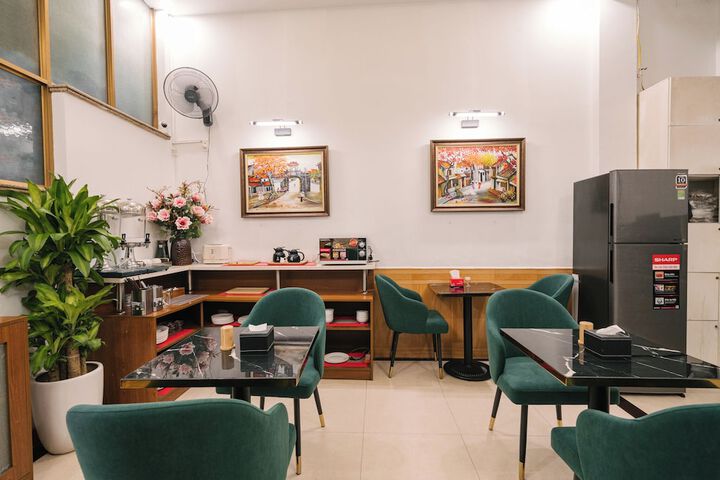 Dining 45 of 49