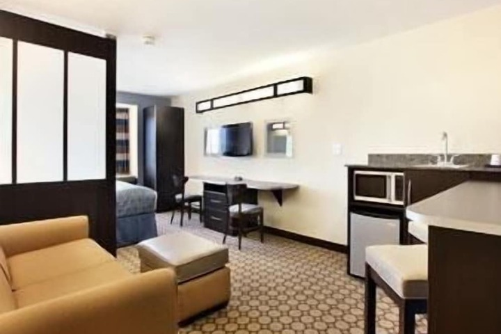 1 Queen Bed Accessible Room (1 of 21)