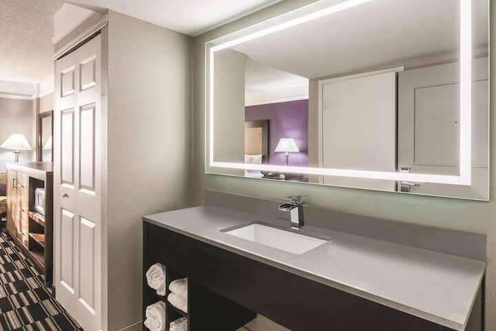 1 King Bed Mobility Hearing Impaired Accessible Room Bathtub with Grab Bars (16 of 20)
