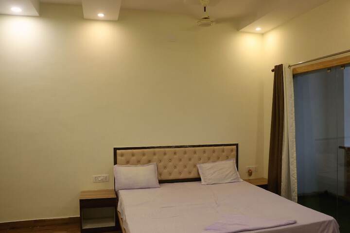 Room 12 of 125