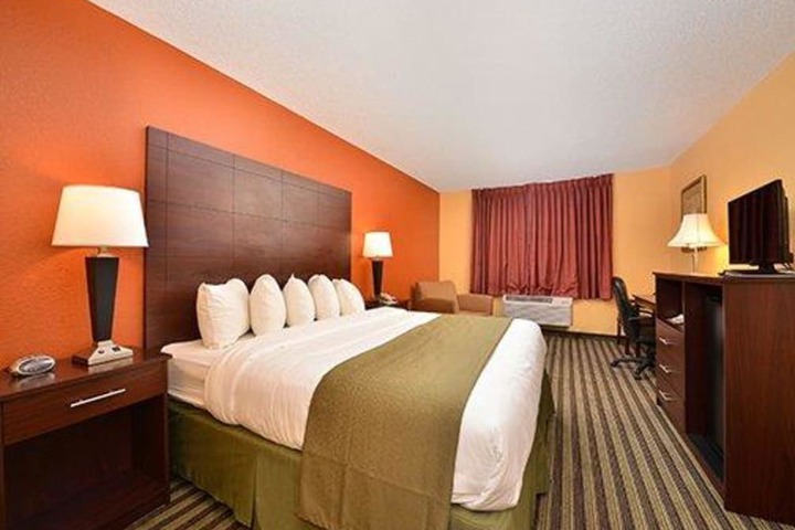 1 King Bed (2 of 8)