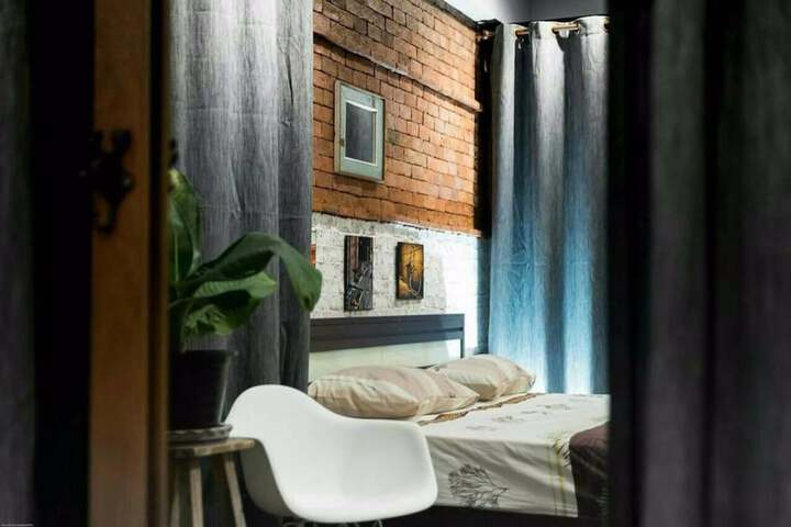 Room 11 of 37