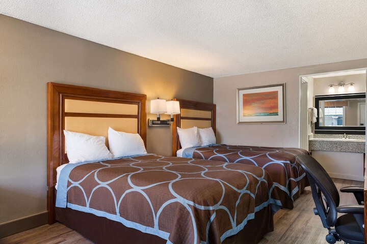 1 Double Bed Accessible (3 of 18)