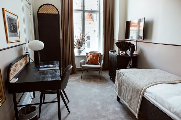 Room 71 of 105