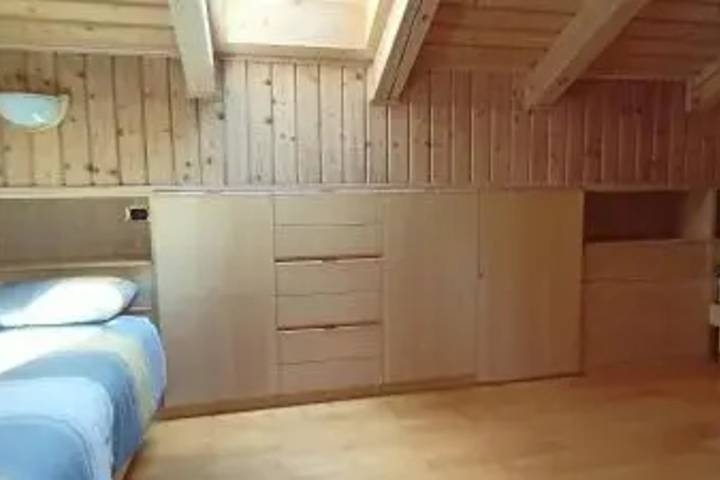 Room 4 of 11