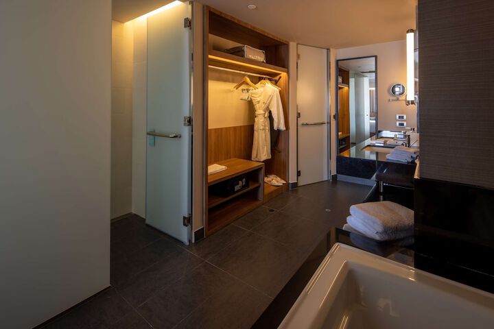 Room 45 of 77