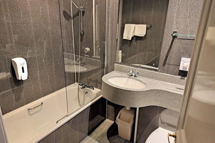 Room 25 of 47