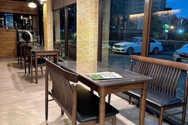 Dining 47 of 68