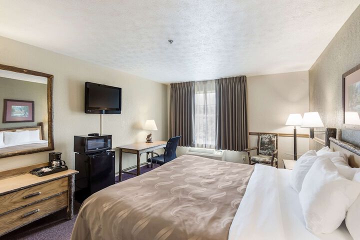1 King Bed (1 of 11)