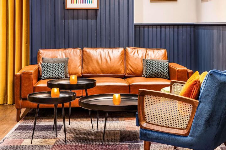 Lounge 34 of 43