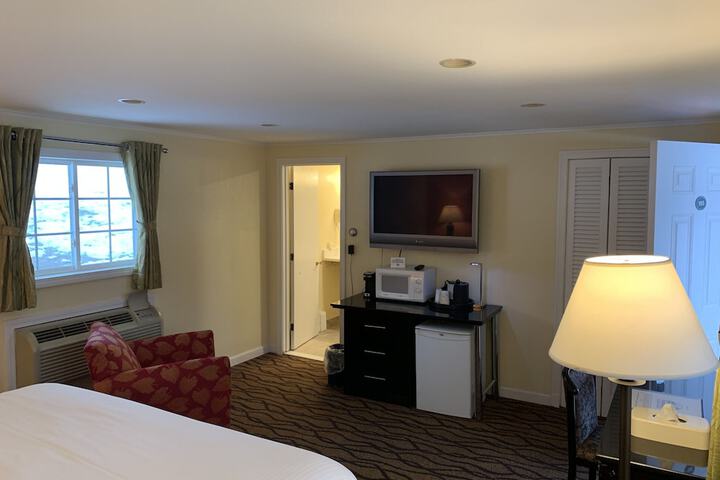 1 King Bed (4 of 6)