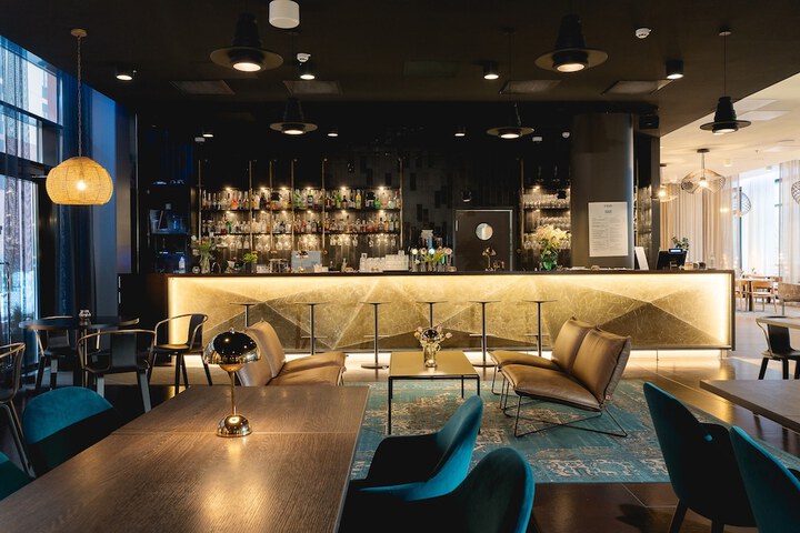 Lounge 66 of 76