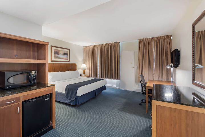 1 King Bed (5 of 9)