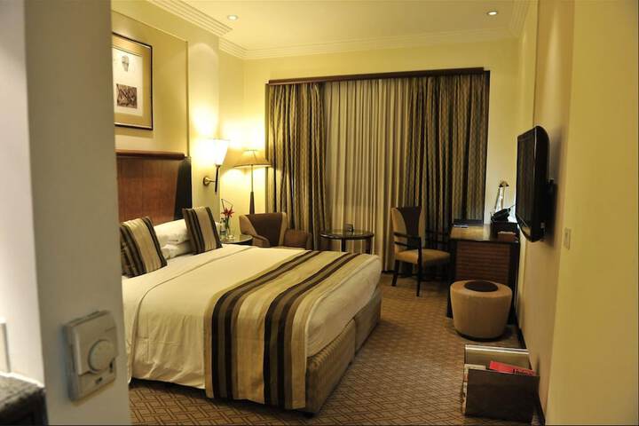 Room 4 of 28