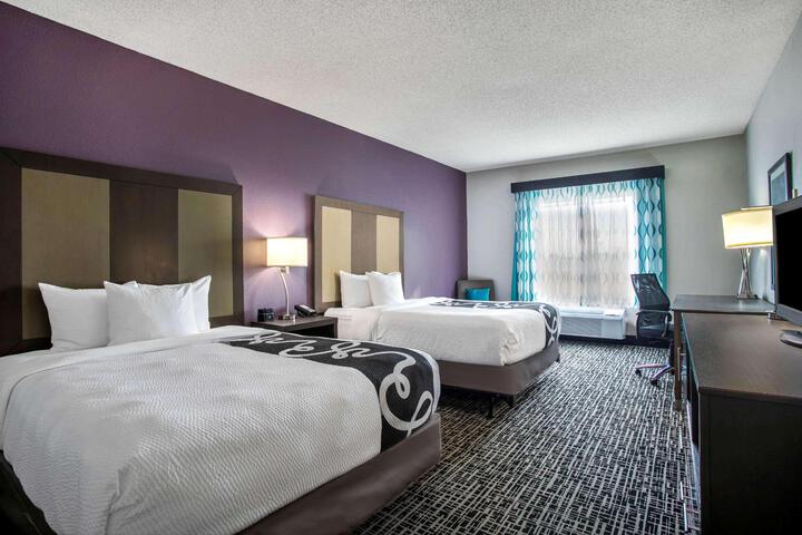 2 Queen Beds Mobility Hearing Impaired Accessible Room with Roll in Shower Non S (4 of 4)