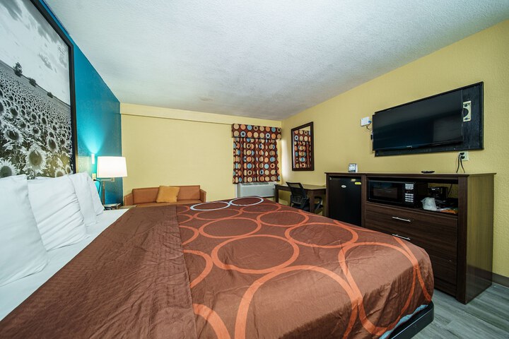 2 Queen Beds Mobility Hearing Accessible Room Roll in Shower (38 of 46)