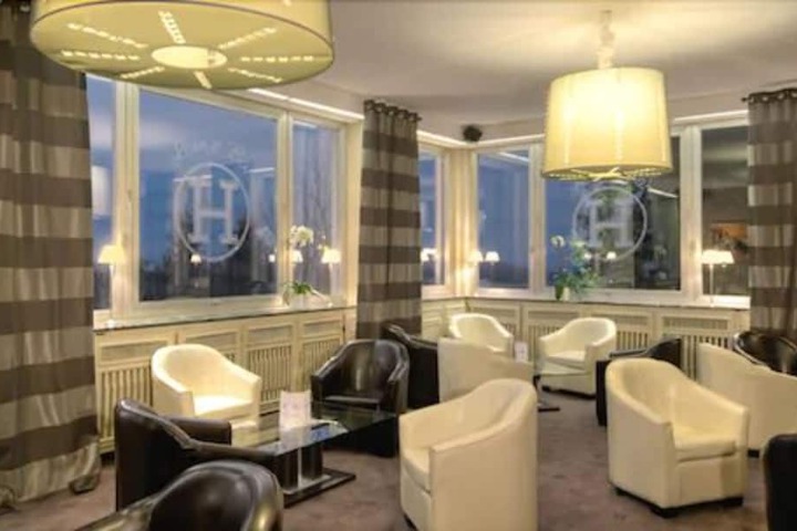 Lounge 24 of 29