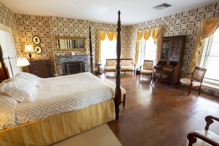 Deluxe Queen Bed (10 of 16)