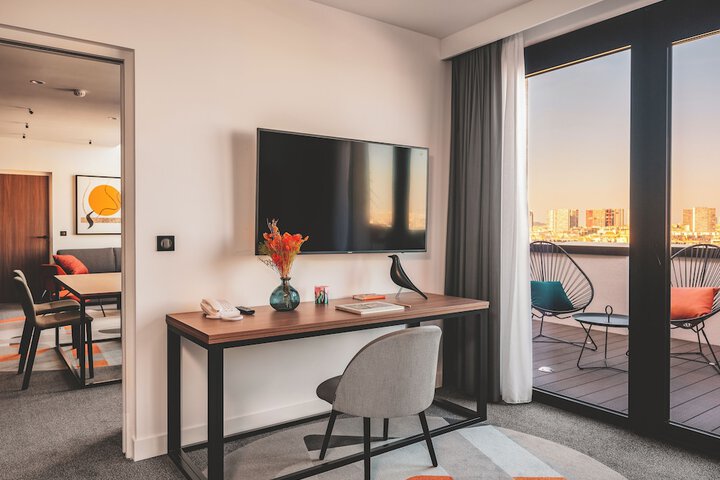 Room 4 of 126