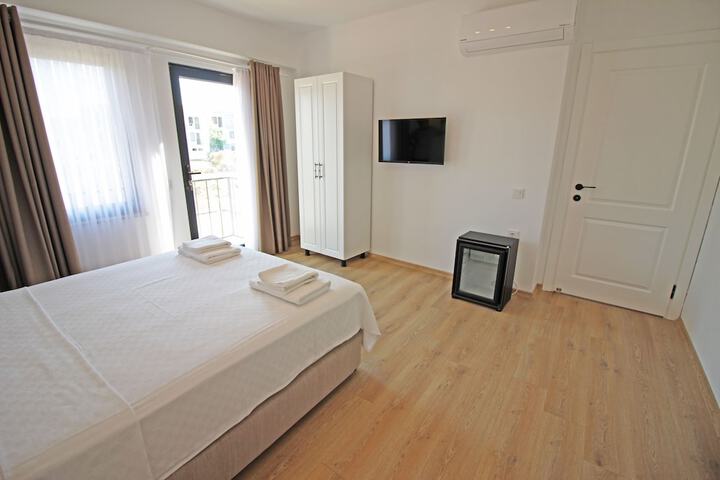 Room 9 of 37