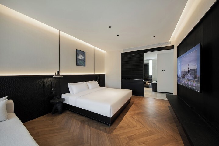 Room 19 of 143