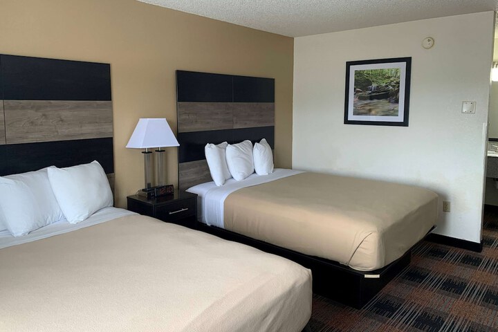 2 Queen Beds (6 of 10)